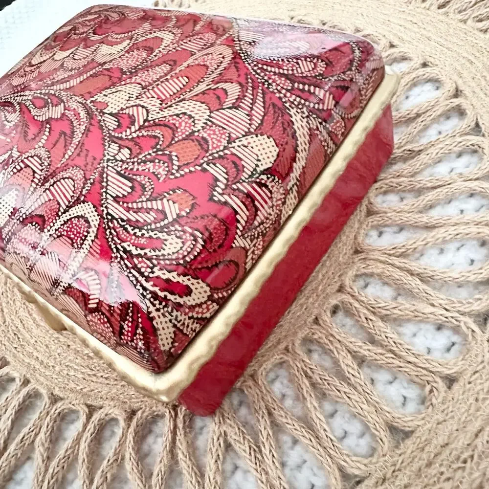 Elizabeth Arden Red Ceramic Plumberry Spice NOS Trinket Box Soaps Beads Set
